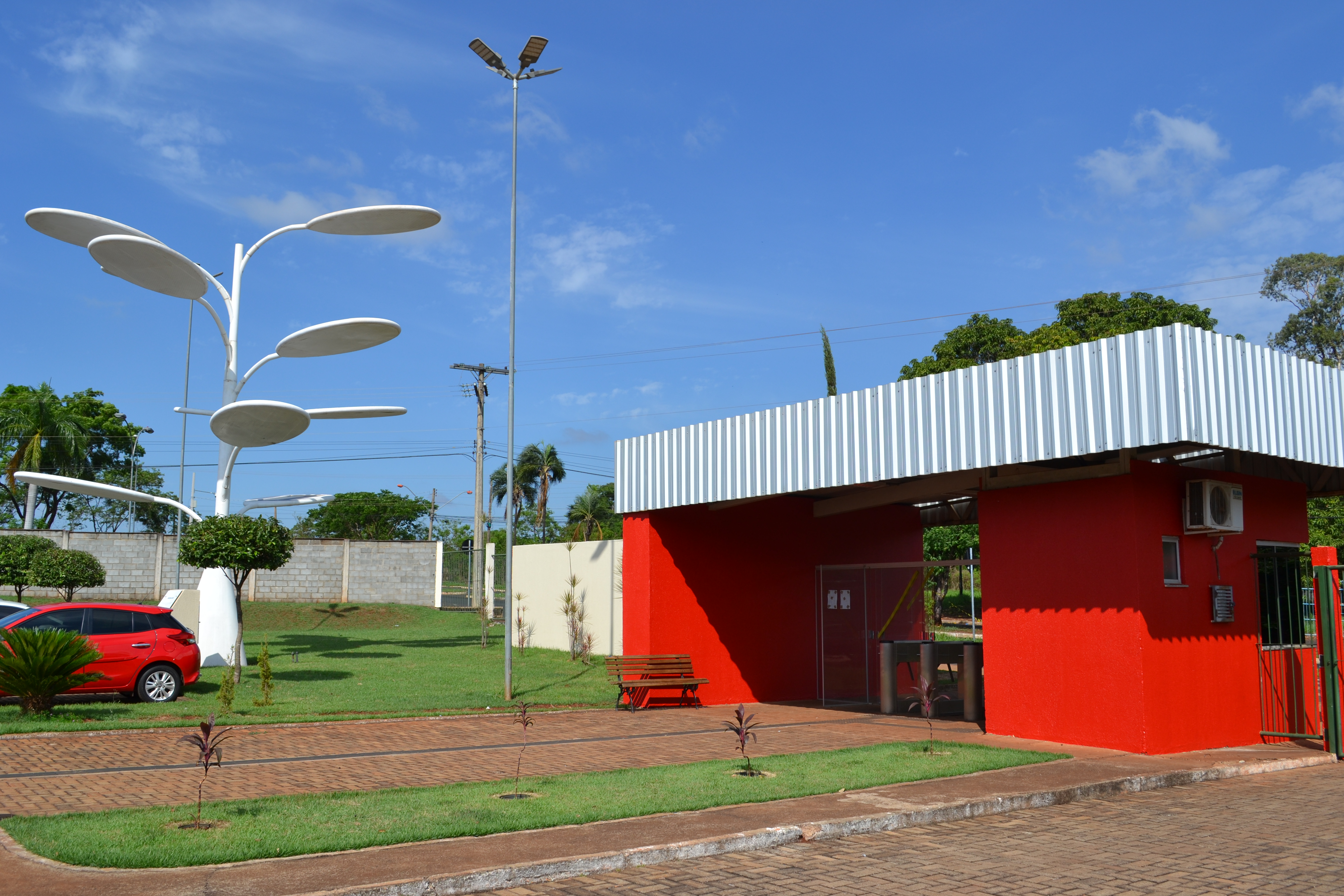 A guarita ganhou mais visibilidade (interna e externa) com a cor vermelha